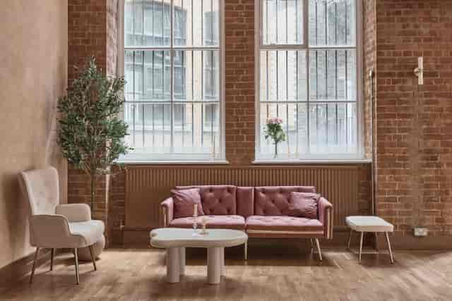 Upper Étage industrial lounge with brickwork for networking and client meetings.