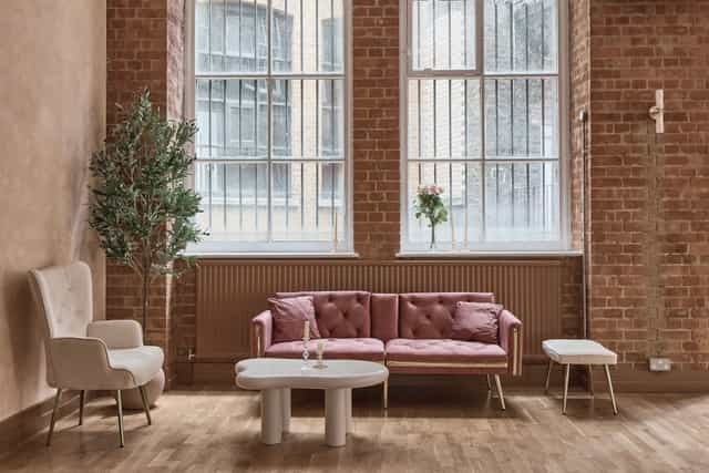 Upper Étage industrial lounge with brickwork for networking and client meetings.