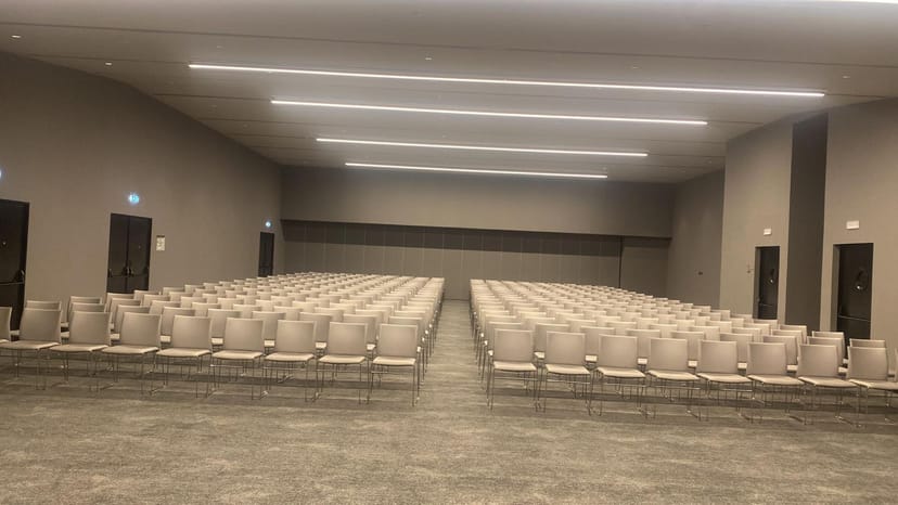 Modern Hilton Porto Gaia auditorium ballroom for corporate events and professional conferences.