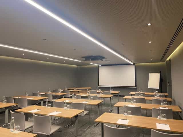Classroom-style meeting room at Hilton Porto Gaia for corporate training and workshops.