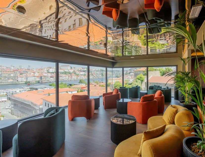 Hilton Porto Gaia Meeting Room Água: Lounge space with city views for business workshops.