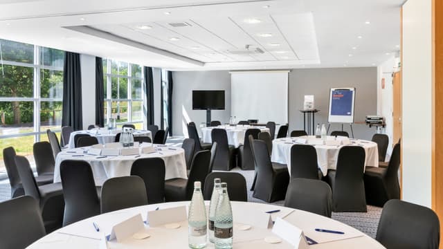 Holiday Inn Express Leigh - Sports Village