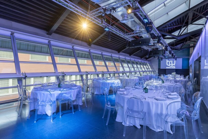 Sala Leds Truss Madrid: Modern industrial gala venue with ghost chairs for corporate events.