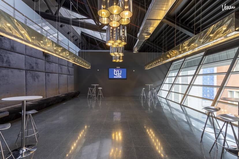 Industrial-chic Sala Leds in Truss Madrid with dramatic lighting for corporate events and galas.