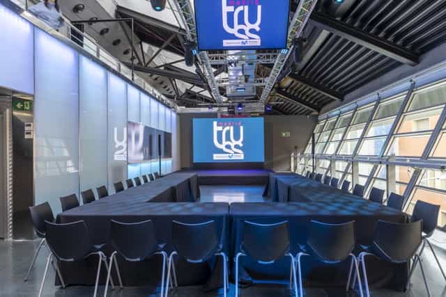 U-shape boardroom at Sala Leds Truss Madrid with professional AV for corporate events.