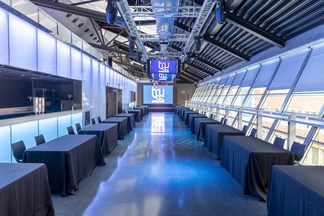 Modern classroom-style conference venue at Espacio Coworking Truss Madrid for corporate events.