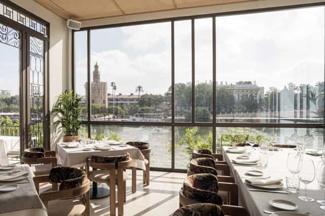 Riverfront corporate luncheon venue at Río Grande Sevilla with natural light for VIP dinners.