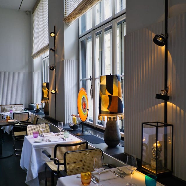 Upscale Pageou Gallery dining room with ambient lighting for corporate dinners and VIP events.