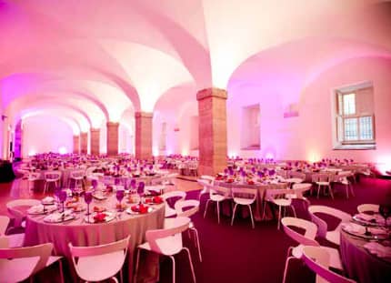 Patio da Galé event venue with vaulted architecture and modern banquet seating for corporate galas.