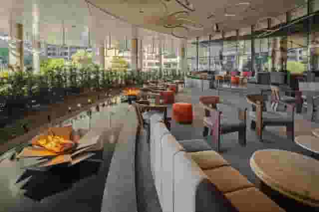 VICE VERSA Patio & Lounge