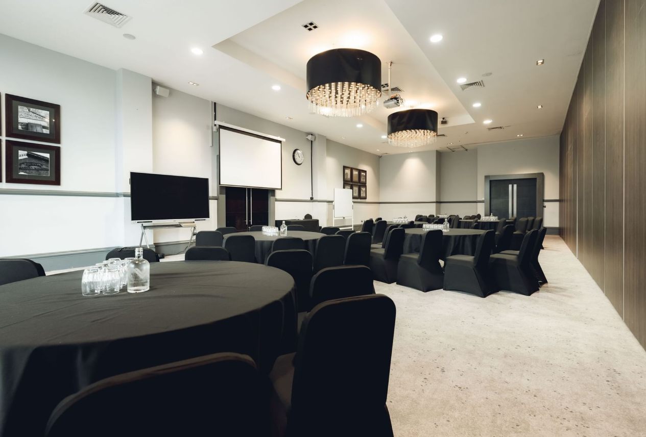 Village Hotel Swindon - image 1