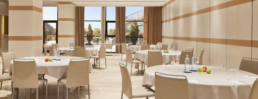 Modern banquet hall at Expo NH Plaza de Armas, ideal for corporate events and social gatherings.