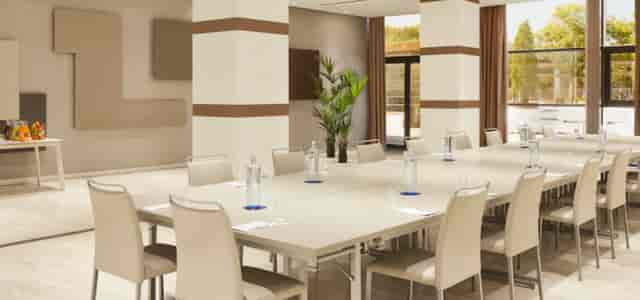 Boardroom setup at Expo NH Plaza de Armas for corporate meetings and professional events.