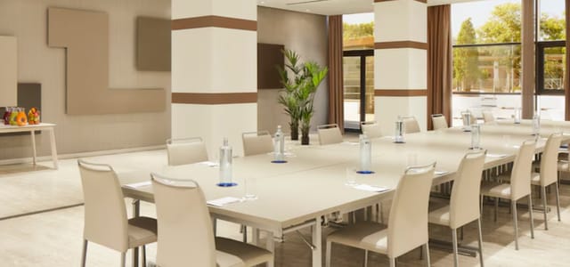 Boardroom setup at Expo NH Plaza de Armas for corporate meetings and professional events.
