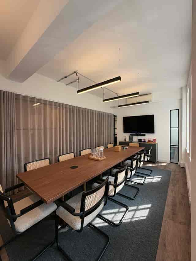Stamford Boardroom in Rivvia Kings Cross: modern 12-person meeting space for strategy sessions.