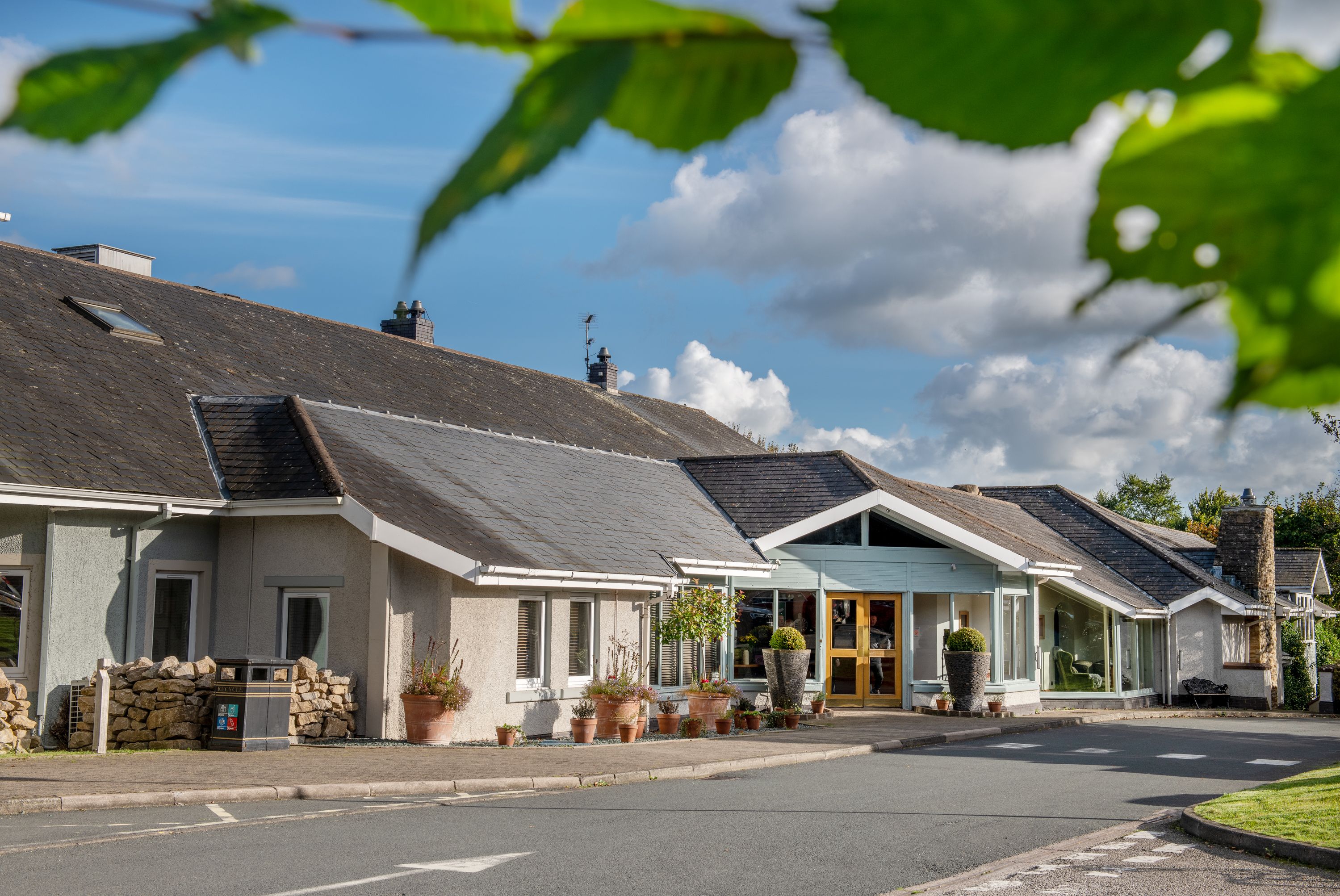 North Lakes Hotel & Spa - image 1