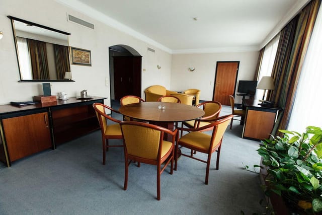 Rahat Palace Hotel - image 2