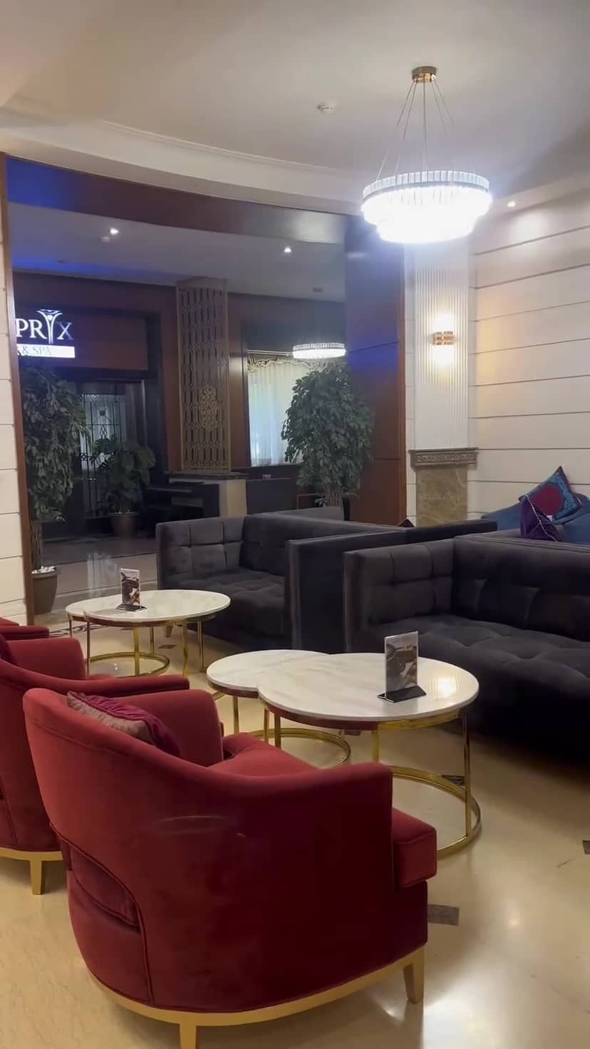 Jumbaktas Hotel lobby bar with intimate seating, ideal for corporate networking and business events.