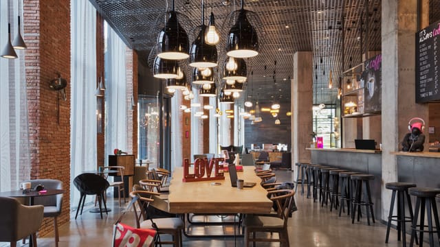 Industrial-chic Auditoria at Moxy Tbilisi for networking and creative team brainstorming sessions.