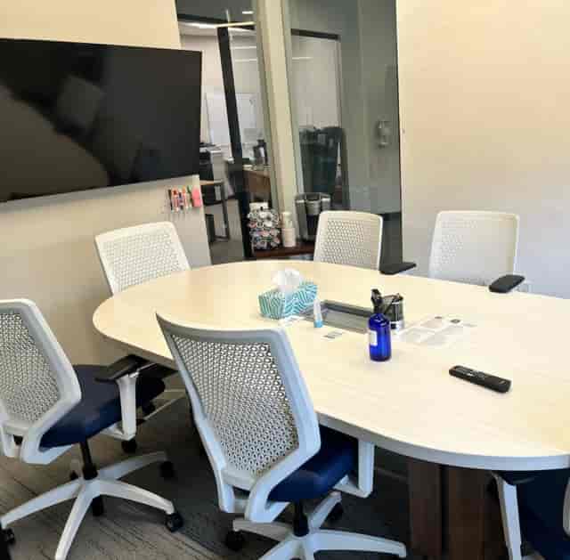 HEXA Coworking huddle room with ergonomic seating for professional business meetings.