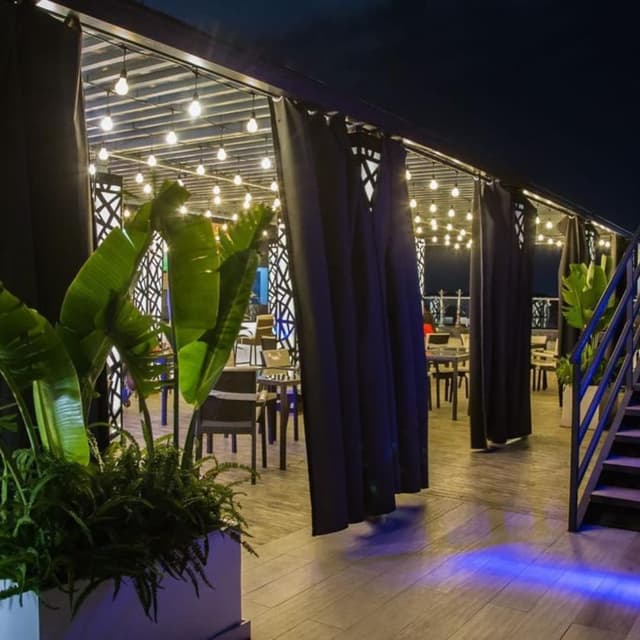 Bar & Lounge Area