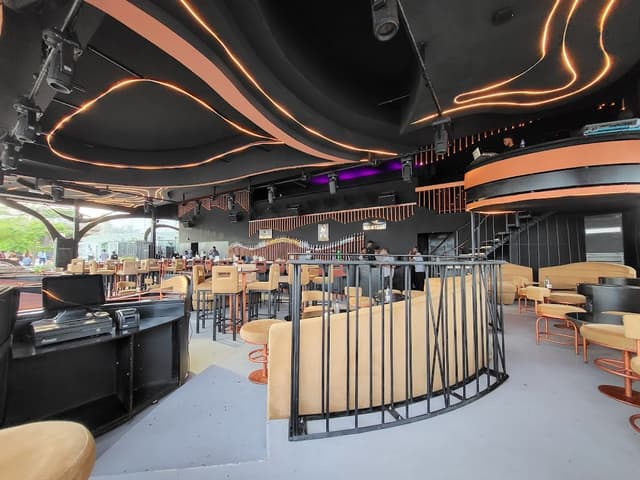 Bar & Lounge Area