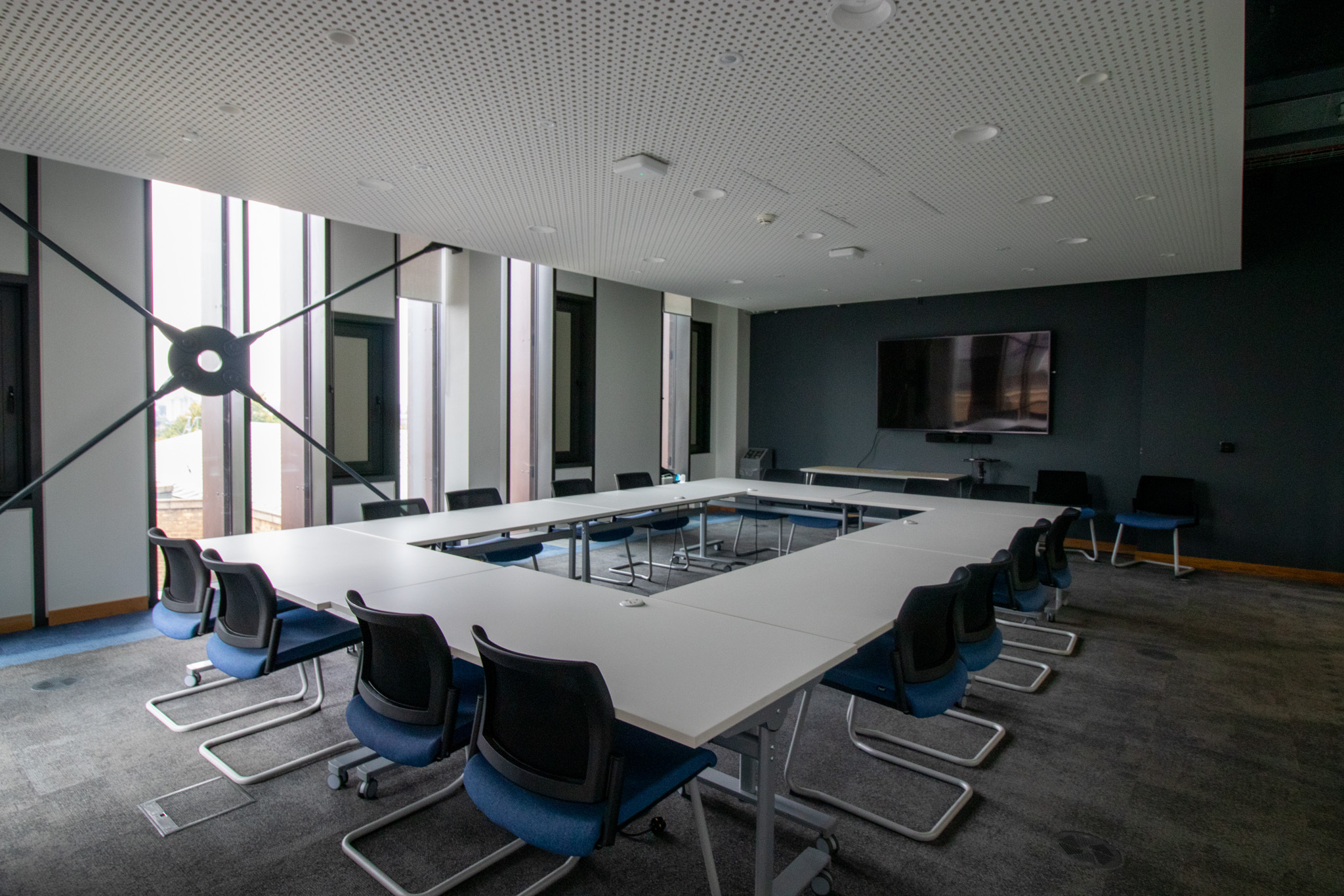 Modern boardroom with hollow-square layout for hybrid training and corporate meetings.