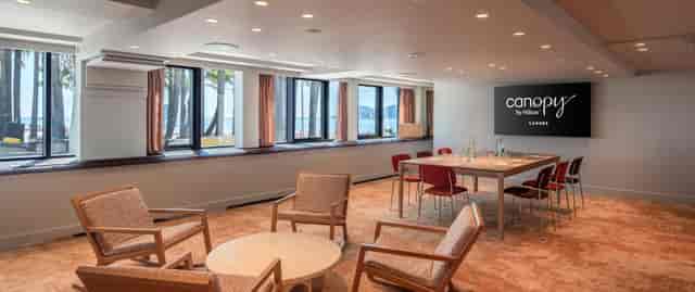 Yellow Room hybrid meeting space at Canopy by Hilton Cannes for corporate events and workshops.