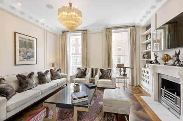 Modern 5-Bedroom Duplex Flat - image 2