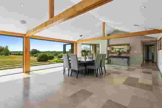 Kitchen & Breakfast Area