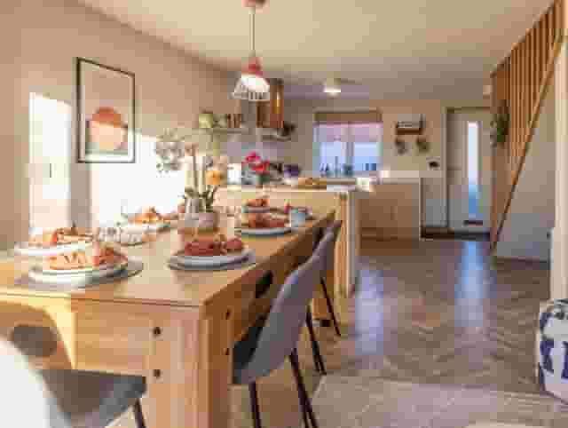 Kitchen & Breakfast Area