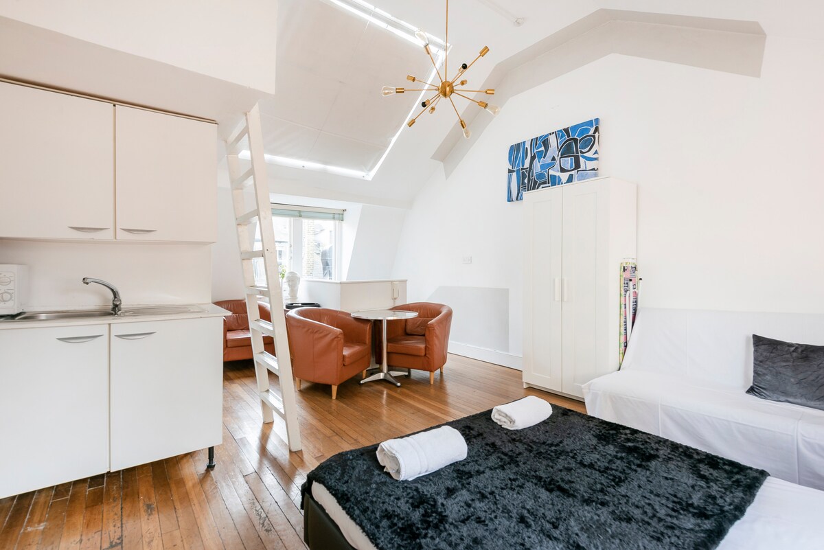 Magical & Charming 8 rooms Covent Garden TownHouse - image 1