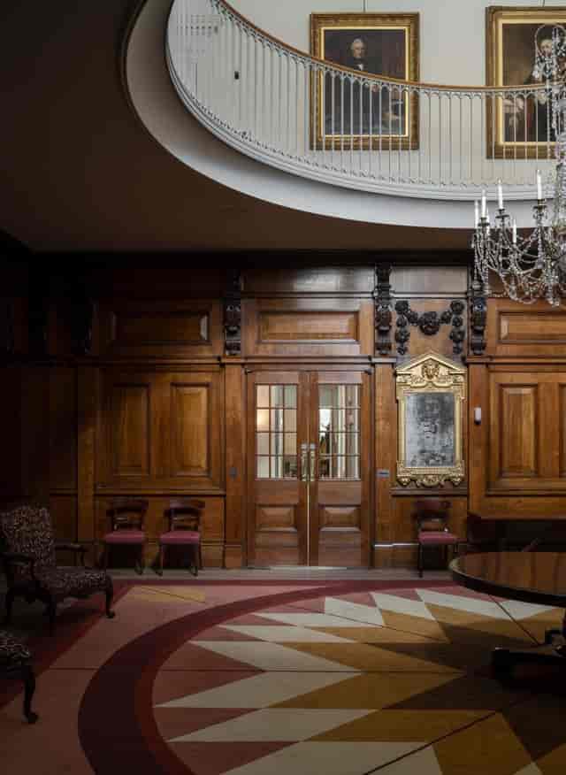 8½ London - image 2
