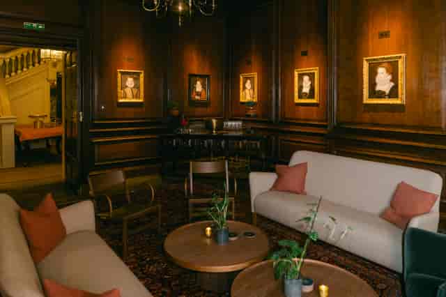 8½ London - image 3