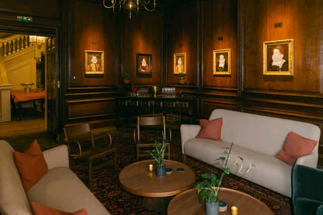 8½ London - image 3