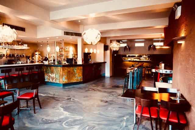 Restaurant & Bar