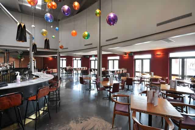 Restaurant & Bar