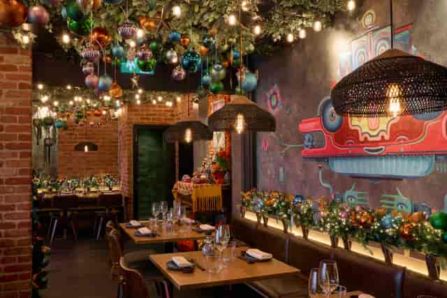 Agaveria Bar Los Mochis: festive interior with foliage decor, ideal for seasonal private events.