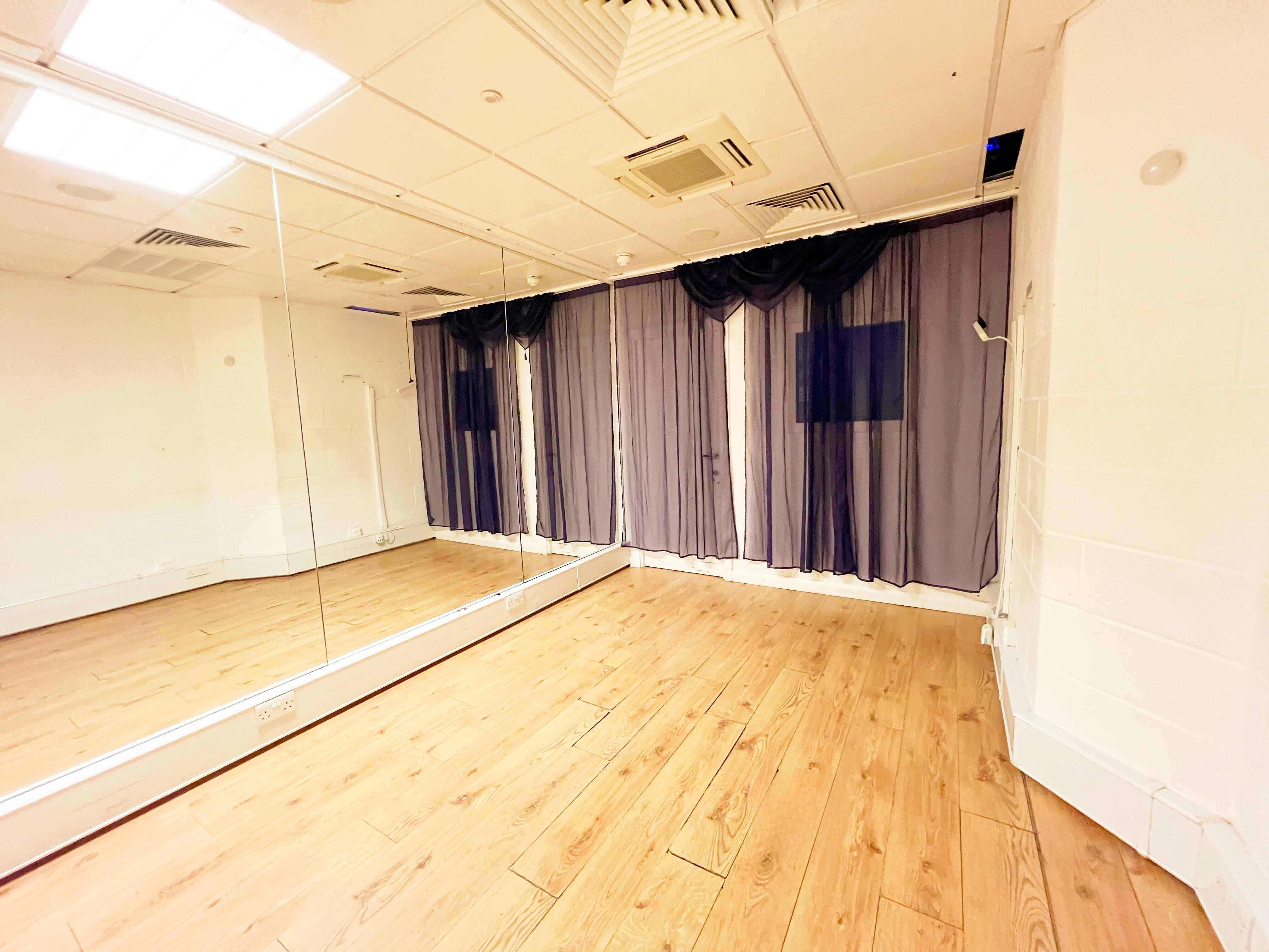 UNIT 3 studios - image 1