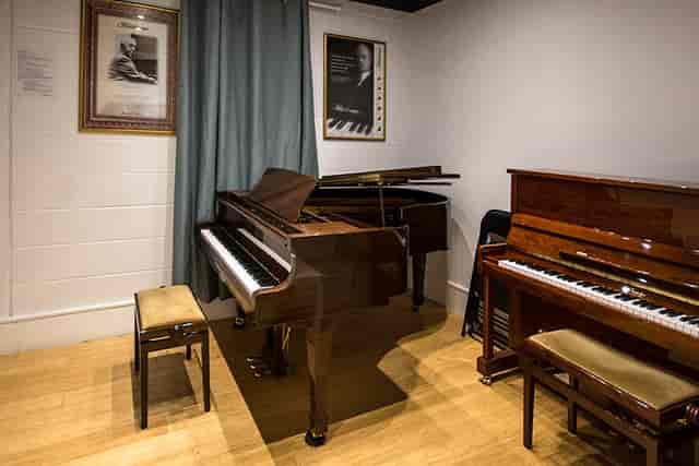 Blüthner Piano Centre - image 3