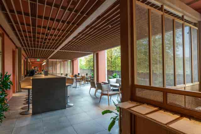 Royal Garden Hotel - image 2