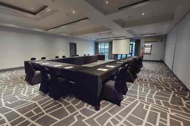 Village Hotel Nottingham - image 2