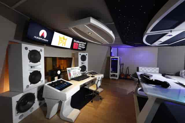 Penthouse Daylight Studio - image 2
