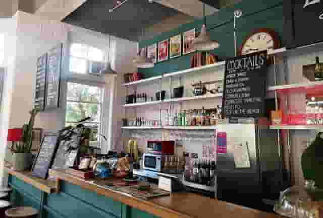 Café & Bar
