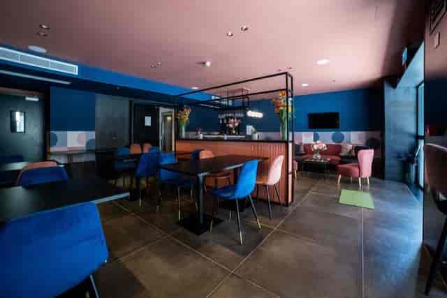 Modern meeting room with lounge and bistro seating for networking and small group collaboration.