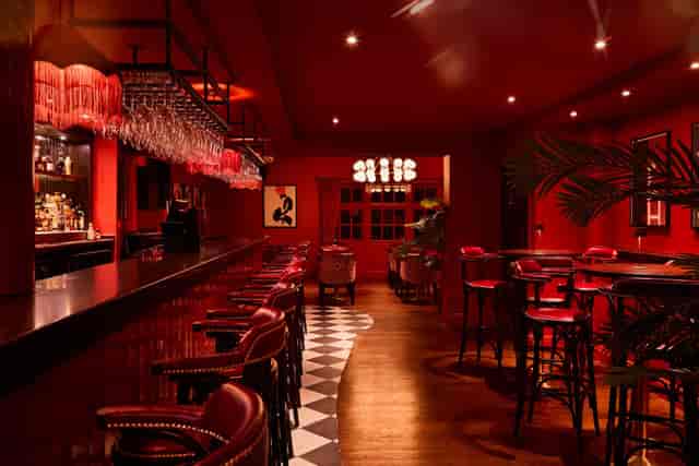 The 1907 lounge with mood lighting for VIP reception and cocktail hour networking events.
