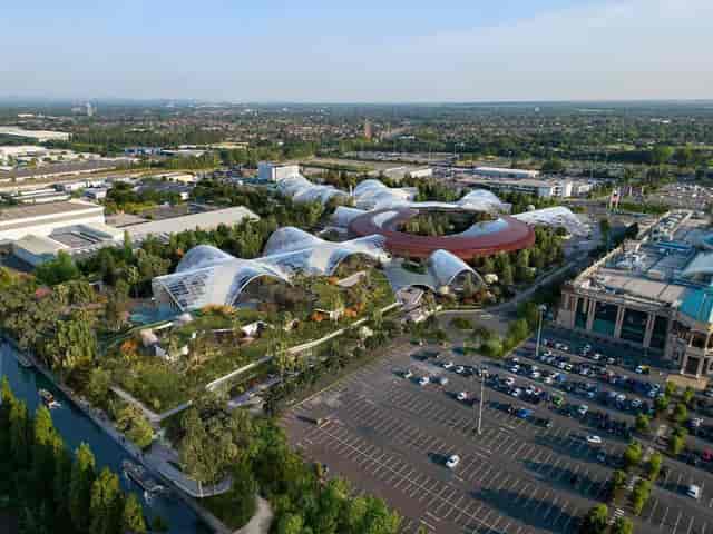 Biophilic venue for corporate retreats and large-scale hybrid events.