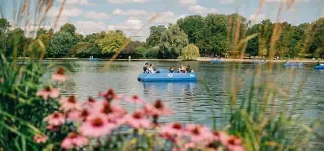 Team boating in Hyde Park, ideal for outdoor corporate team building and networking events.