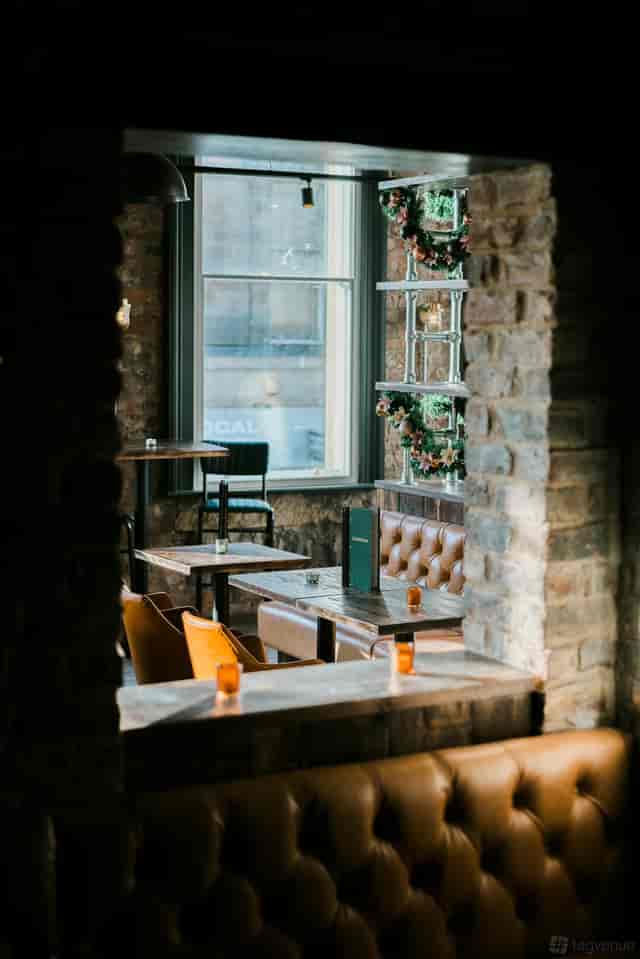 Chambers Cocktail Bar: Leather seating for high-end networking mixers and corporate events.