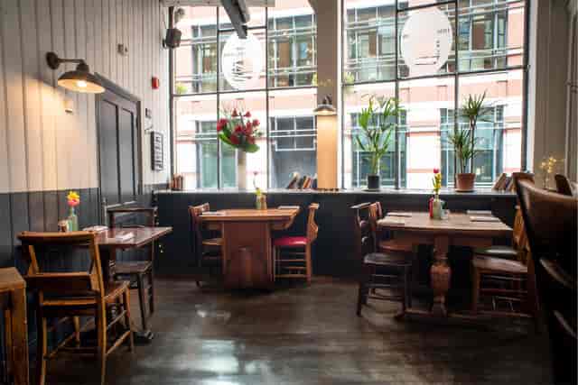 Shaws Booksellers Bar Area: Bright, flexible space for small networking events and VIP dinners.